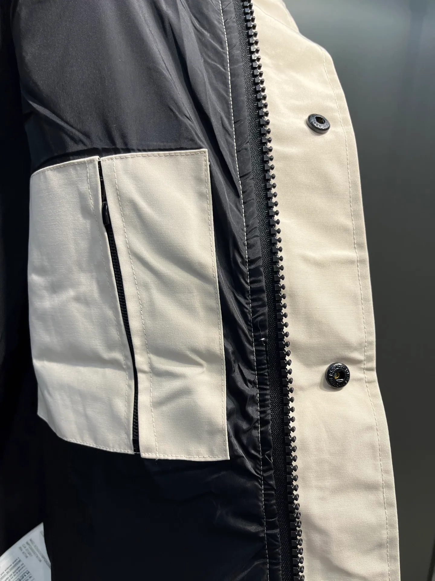 P700 Goose 🌟17 styles of chest patch, same style for men and women, cold-resistant down jackets! The fur collar is detachable. The natural Siberian coyote fur collar has a delicate yet strong feel, which comes from the sense of life that comes from the erosion of wind and frost in nature. The market usually uses raccoon fur or fake fur instead, which is not even the slightest bit better! The collar part has cold-proof flannel, which is close to the head and neck, comfortable and warm! The fabric is made of high-density nano-level waterproof fabric, which is windproof and wear-resistant and has a certain thickness! The zipper is the official YKK brand! The waist has an elastic waistline design that can be adjusted according to yourself! There is also an anti-wind Velcro inside! Seamless threaded cuffs to avoid stiffening! In order to prevent cold wind from pouring in, a double closure design is adopted. On the premise of the traditional zipper fly, six Velcro fasteners are used for secondary closure, which brings better warmth retention effect. It retains the classic hooded design and uses super large luxurious wolf fur to protect against wind and cold. No matter how low the temperature is this winter, one piece is enough. I’ll give you the wind and temperature. Size: s-xxl
